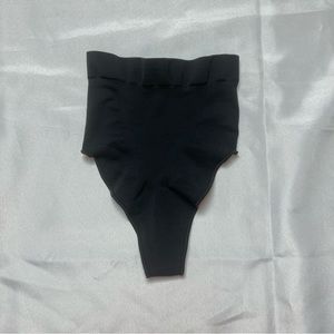 SKIMS Seamless Sculpt High Waist Thong NWOT - Onyx